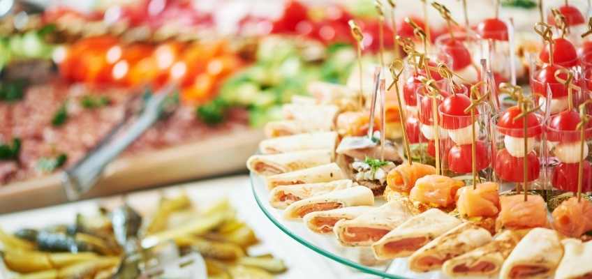 Dîner assis, buffet ou cocktail dînatoire pour une soirée d’entreprise ?