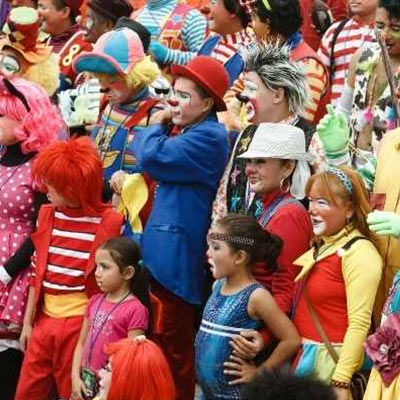 Spectacle de clown interactif pour faire rire les enfants pour l’arbre de Noël