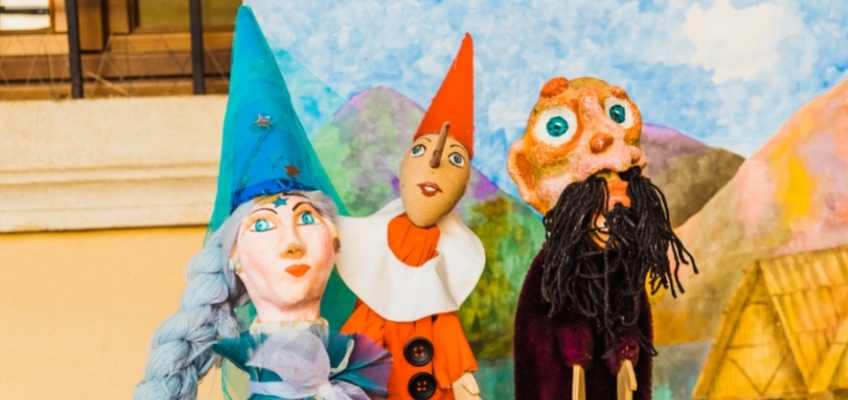 Proposer un théâtre de marionnettes aux enfants pour l’arbre de Noël