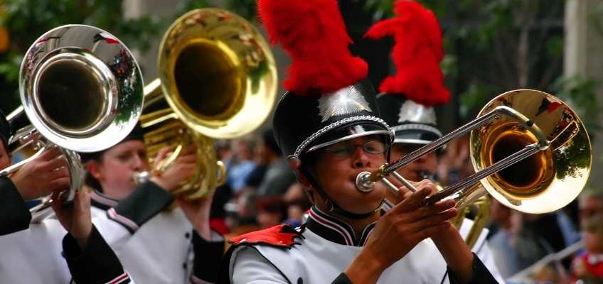 Fanfare et échassiers pour un défilé de carnaval