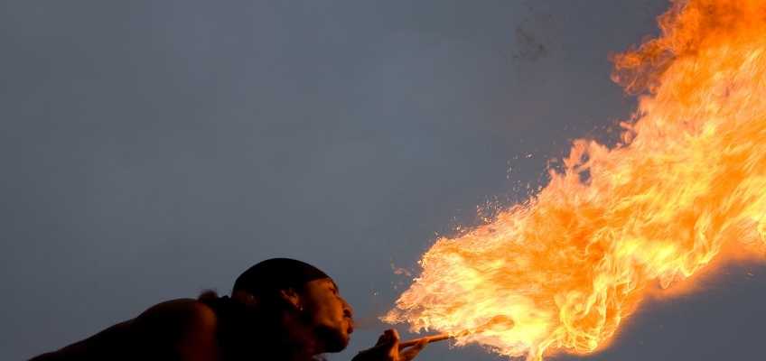 Faire appel à un cracheur de feu pour son mariage