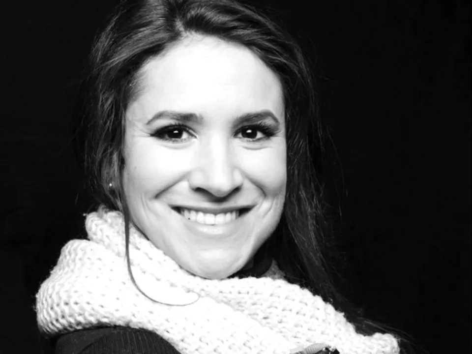 LA PHOTOGRAPHE AUX SEMELLES ROUGES