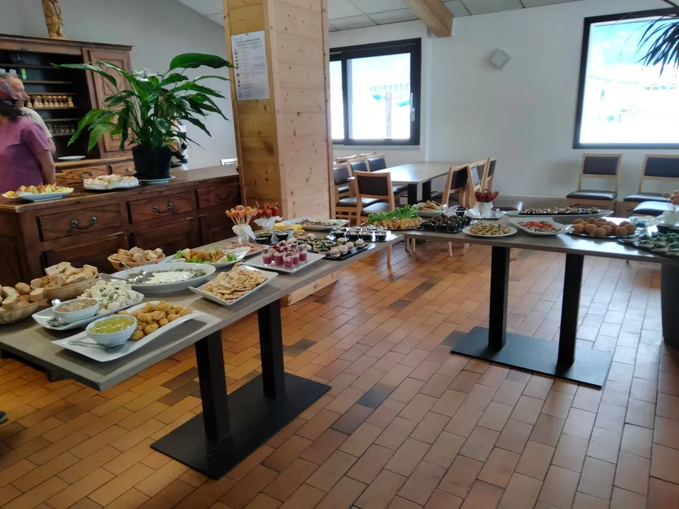 LE MANOIR AUX LAUZES