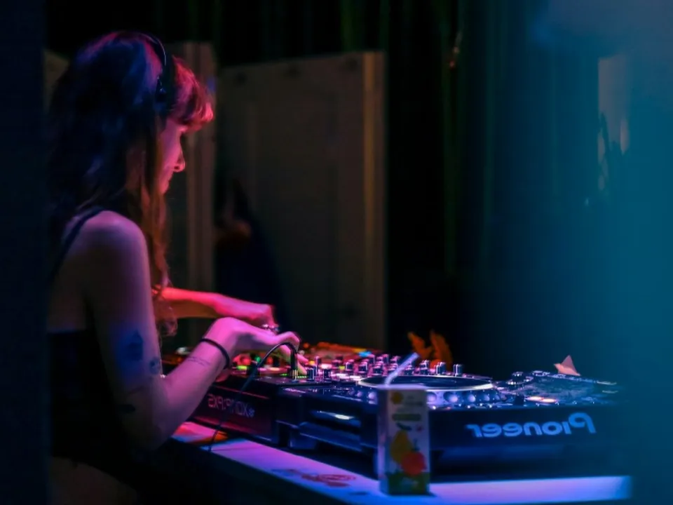 DJ NATALIA LA TROPIKAL
