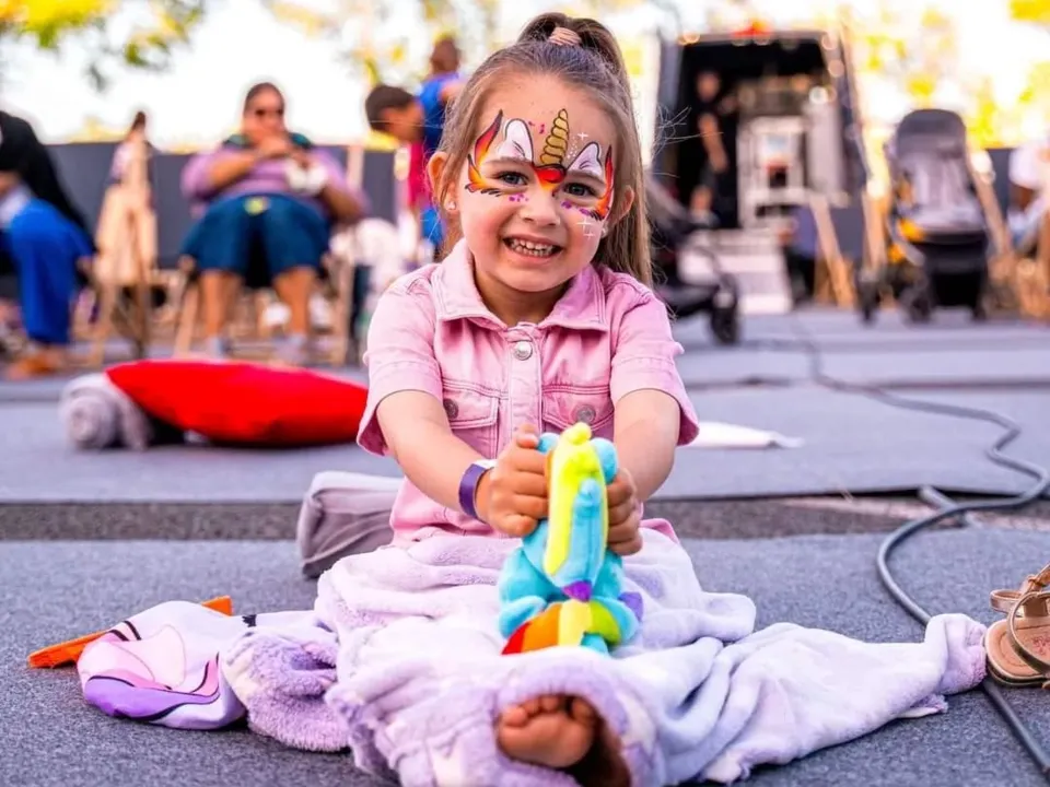 PÉTILLE ET BARBOUILLE / DELPHINE