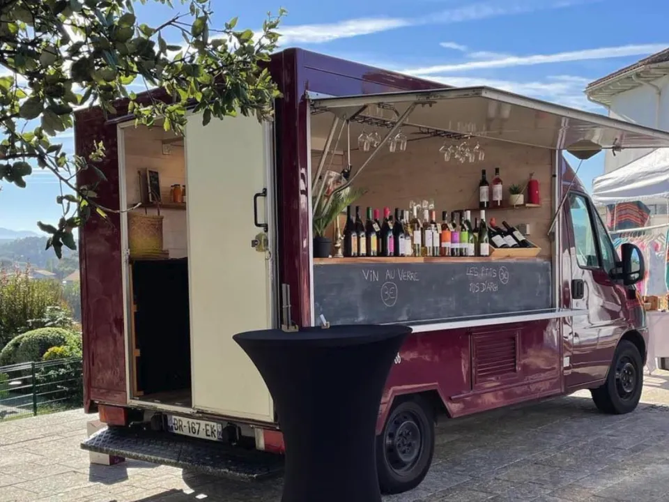 DE VIGNES EN VILLES - WINE TRUCK