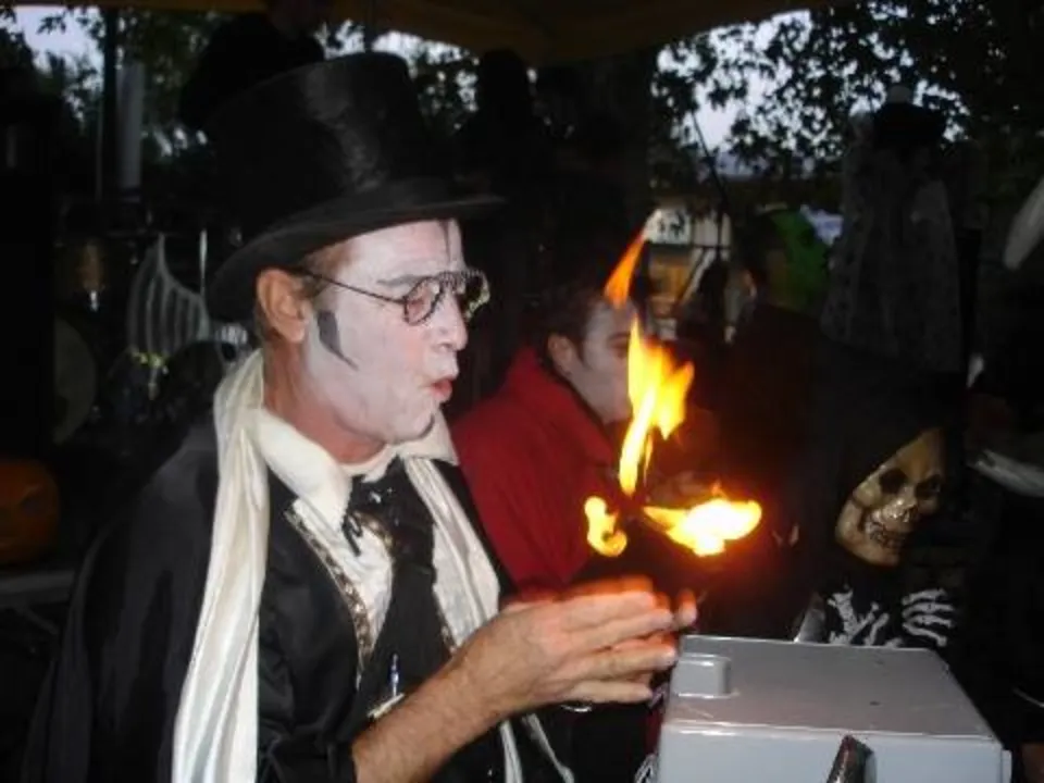 L'estrade en fête - clown magicien