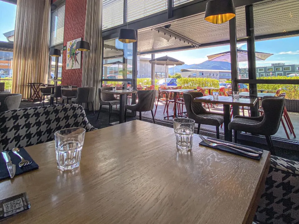 TRIBECA COSMOPOLITAN BISTRO