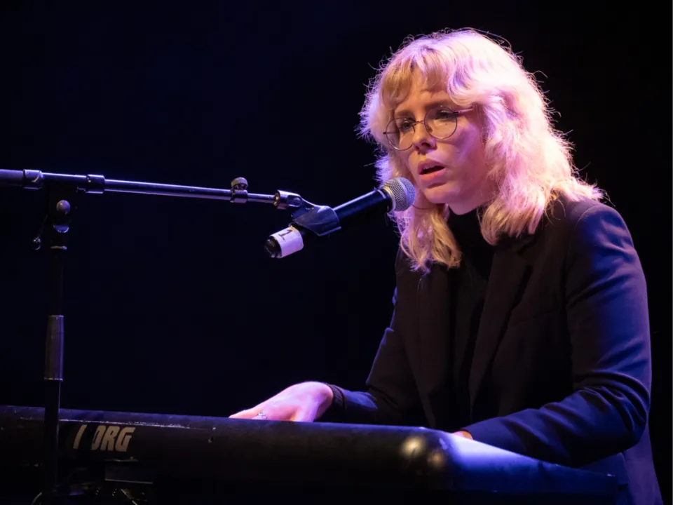 FLOODLIT ☆ ARTISTE INTERPRÈTE