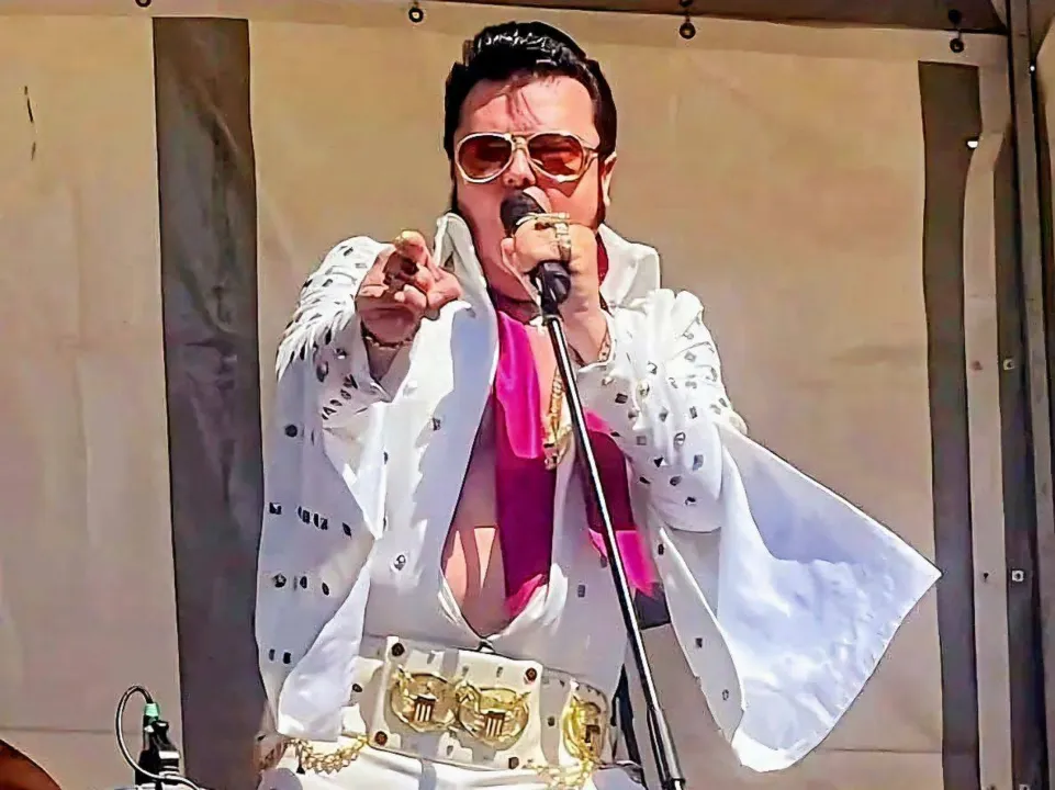 Evil Freddy chante ELVIS