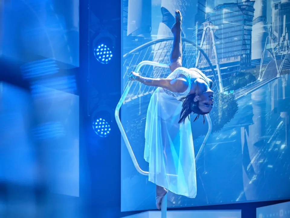 AERIAL ADEL ARTISTE DE CIRQUE TISSU AÉRIEN