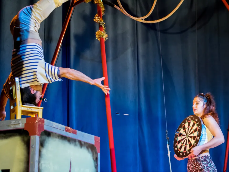 LES ACROBATES AMOUREUX