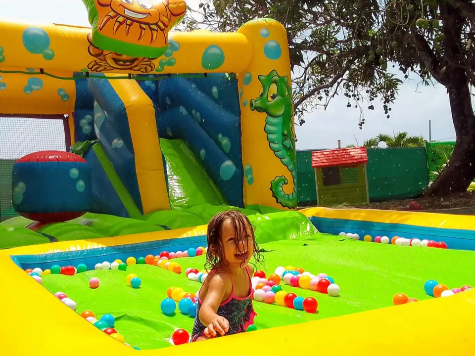 CHÂTEAUX GONFLABLES FÊTE ET MAGIE