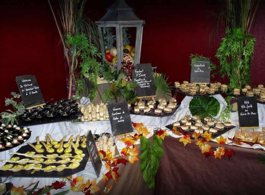 LES PIEDS SOUS LA TABLE