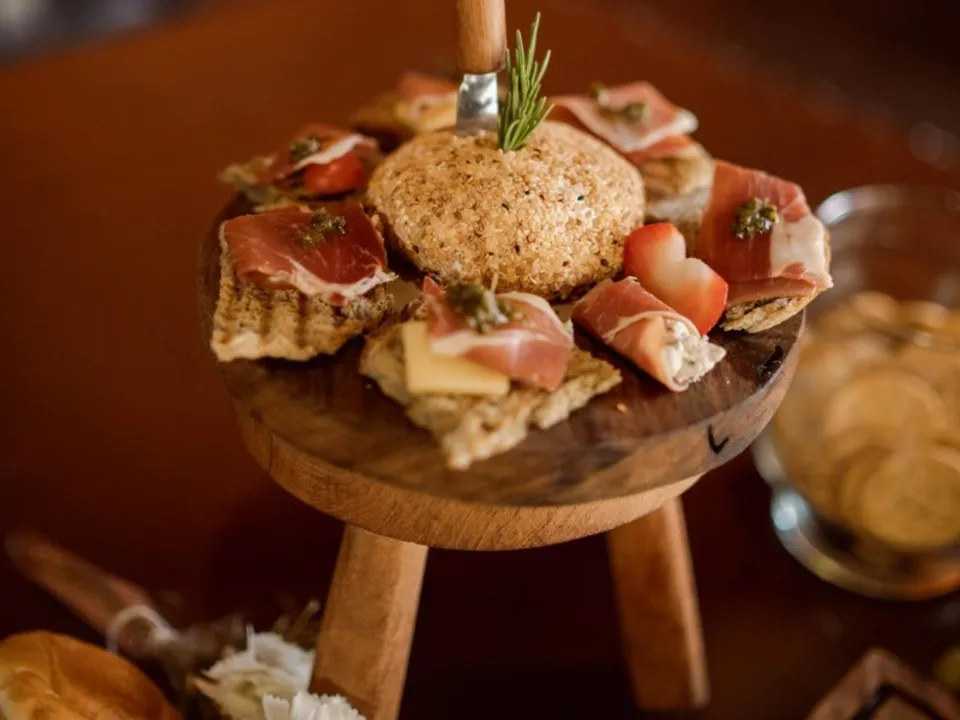 LES PIEDS SOUS LA TABLE