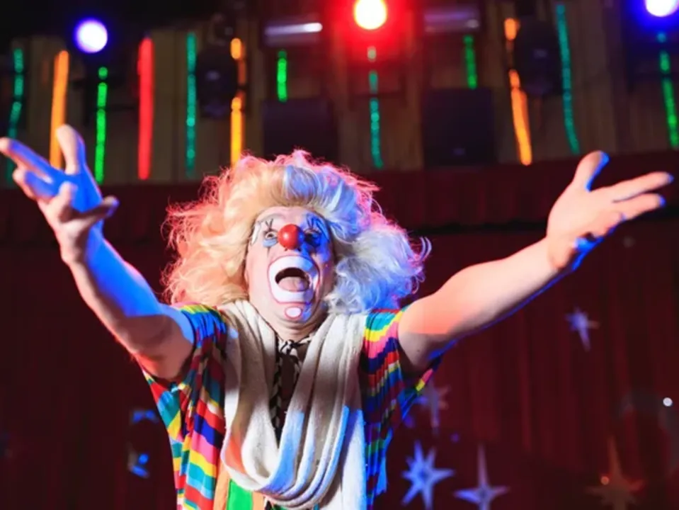 AU ROYAUME D'ANNIVERSALUS