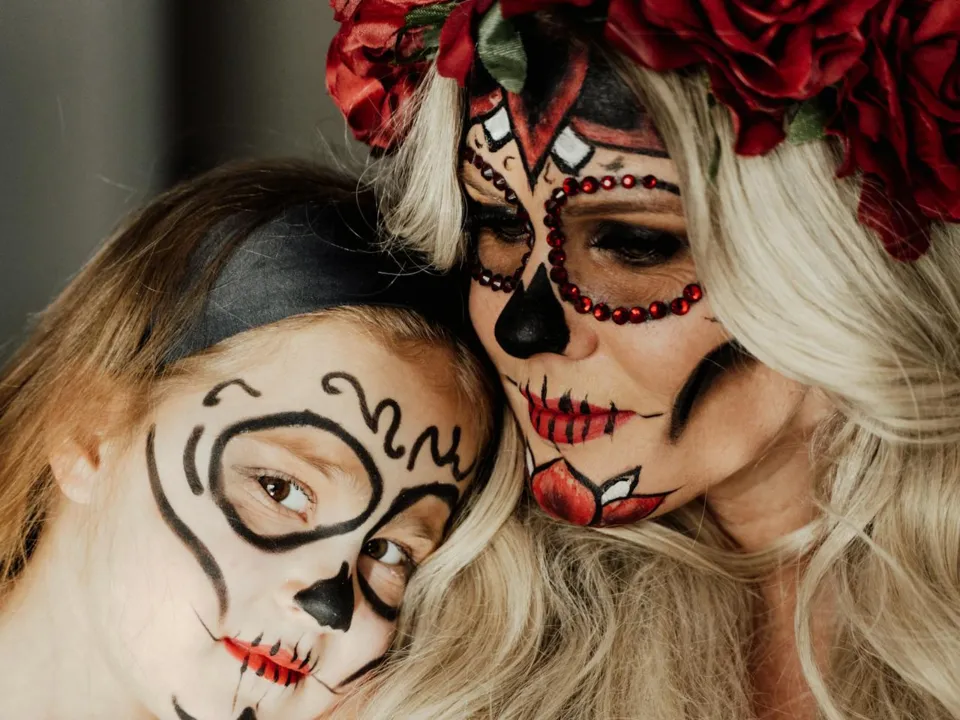 MAKE UP ARTIST