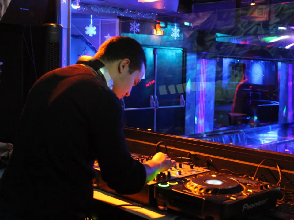 LIGHT EMITTING DEEJAYS