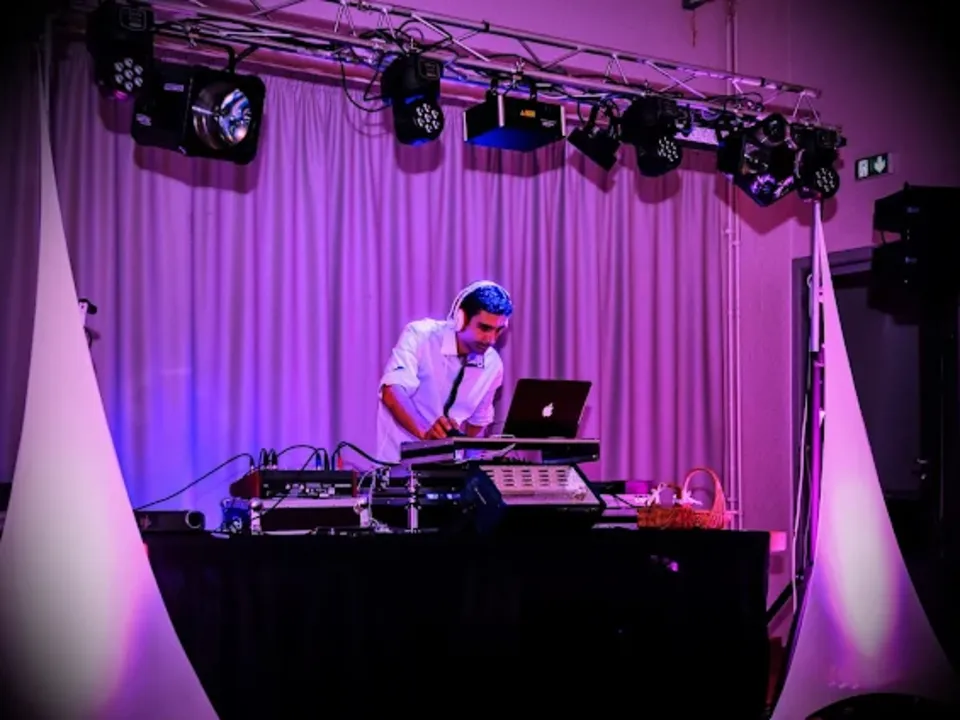 CHANTEUR DJ ANIMATEUR
