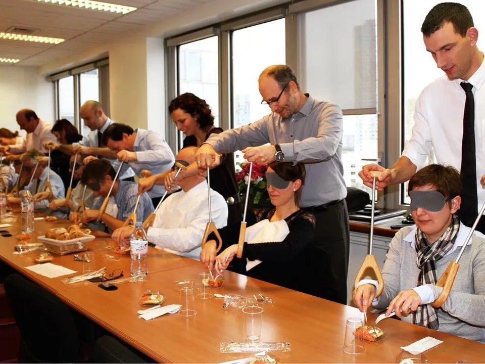 ON NE JOUE PAS À TABLE