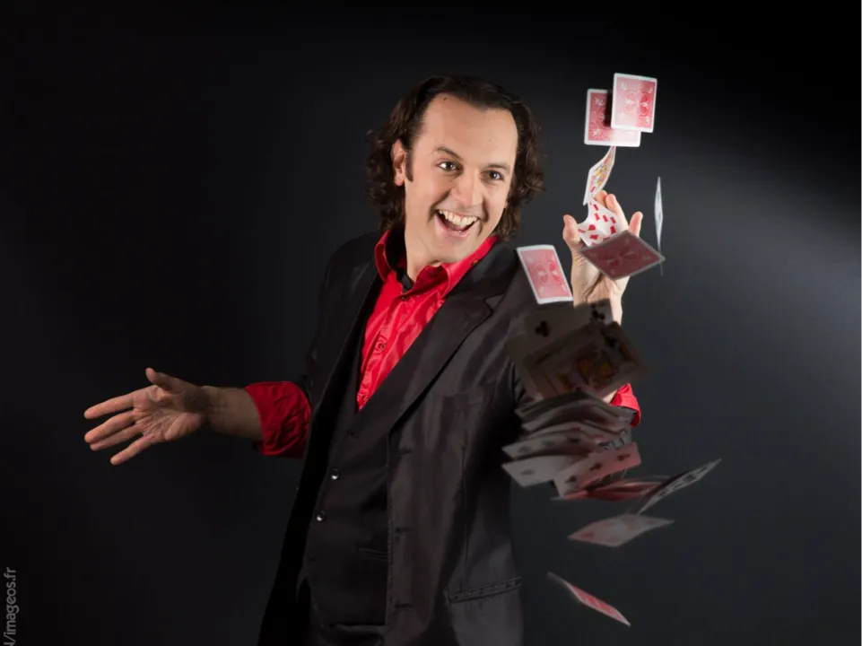 STÉPHANE LYDO - MAGICIEN ILLUSIONNISTE
