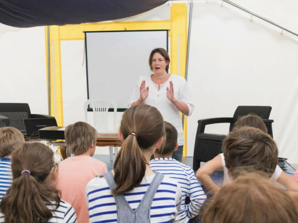 KRYSTIN VESTERÄLEN - CONTEUSE