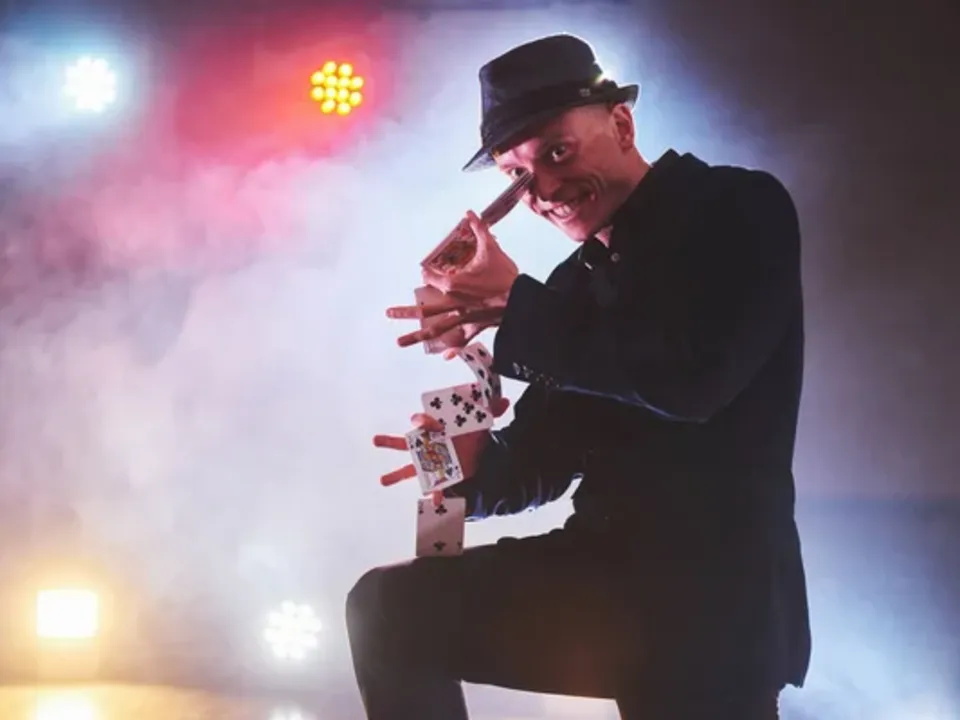 ARTISTE MAGICIEN CLOSE-UP