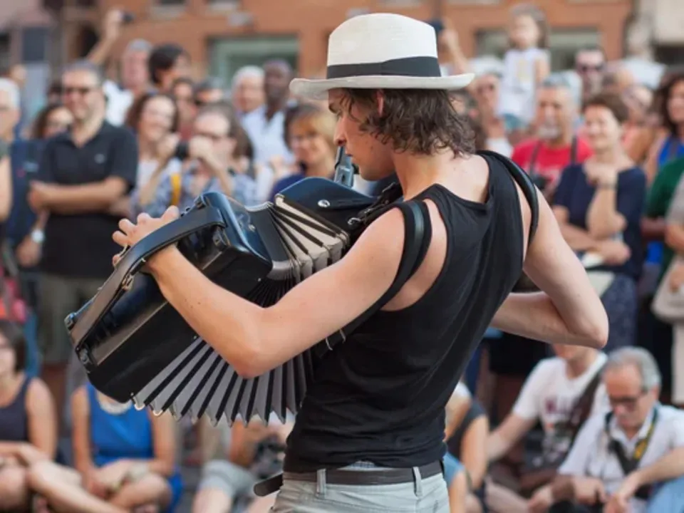 ACCORDÉONISTE ÉQUIPÉ MIDI 