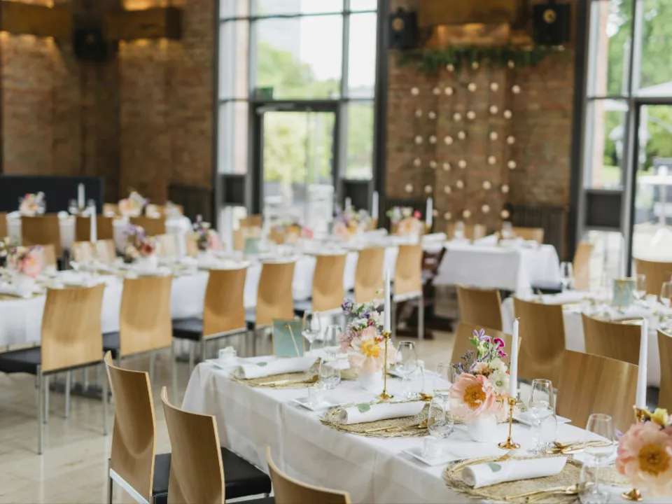 LE MIRAGE LOUNGE RESTAURANT