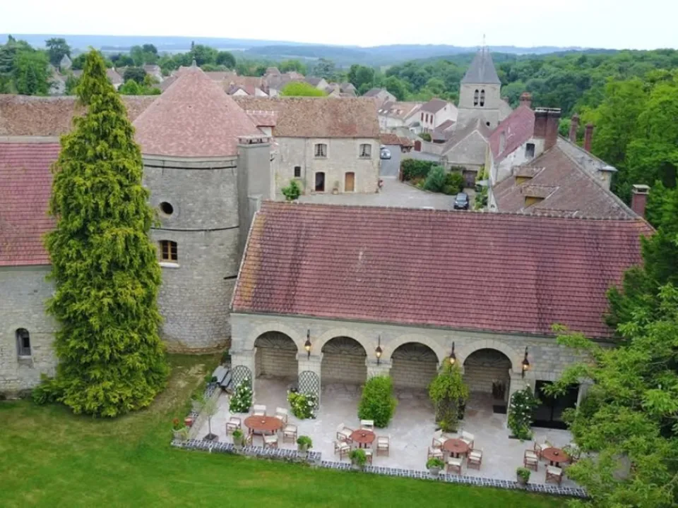 LE MANOIR EQUIVOCAL