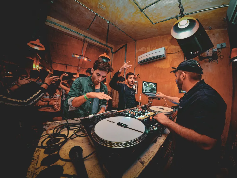 DJ LES ESSENCIELS