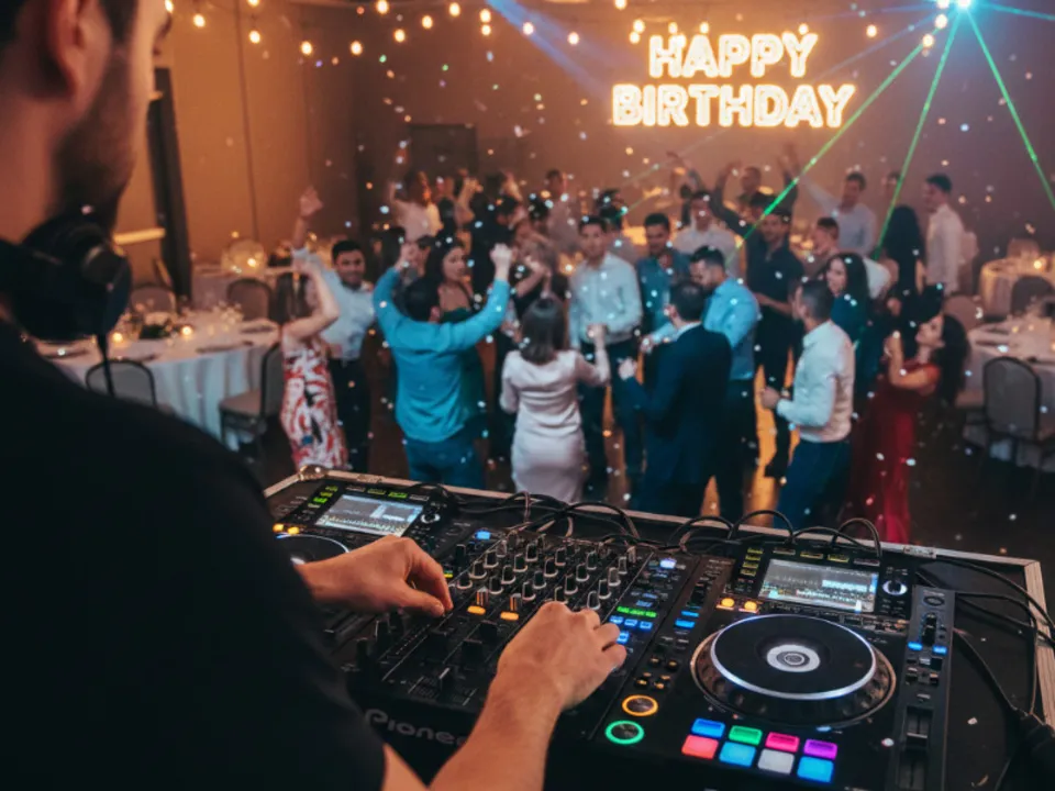 TOURNE ET CHANTE AVEC NOUS