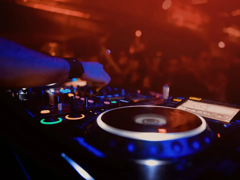 LE PYROMANE DES SOIREES