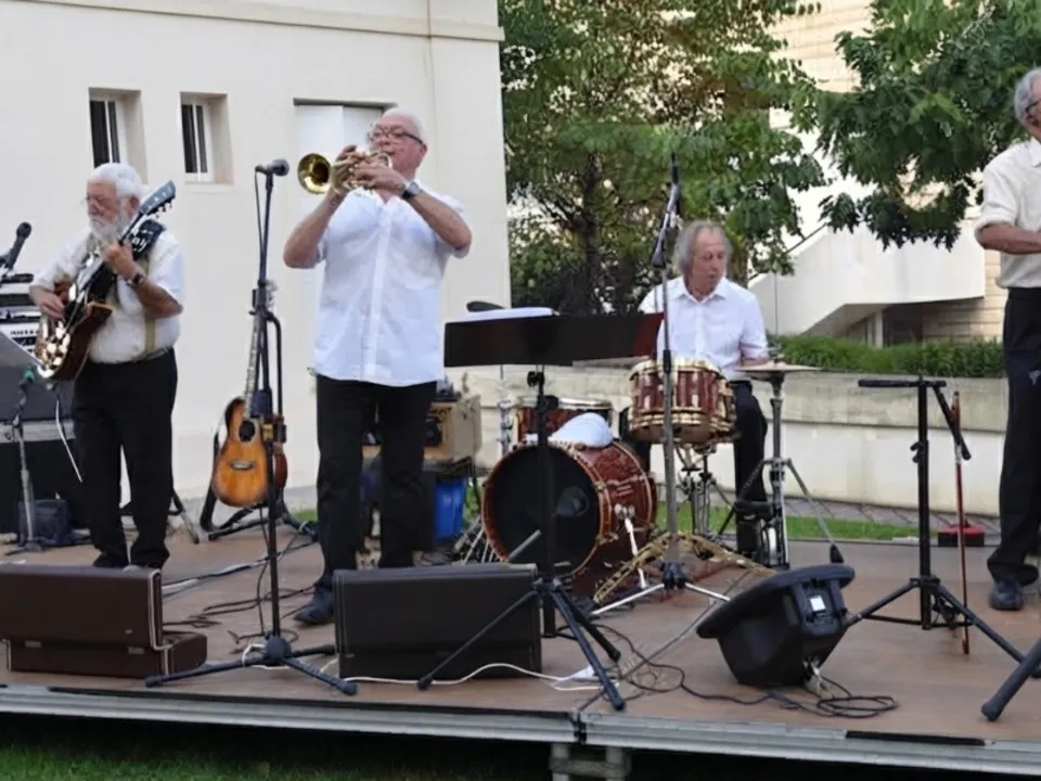 HOT FIVE SWING