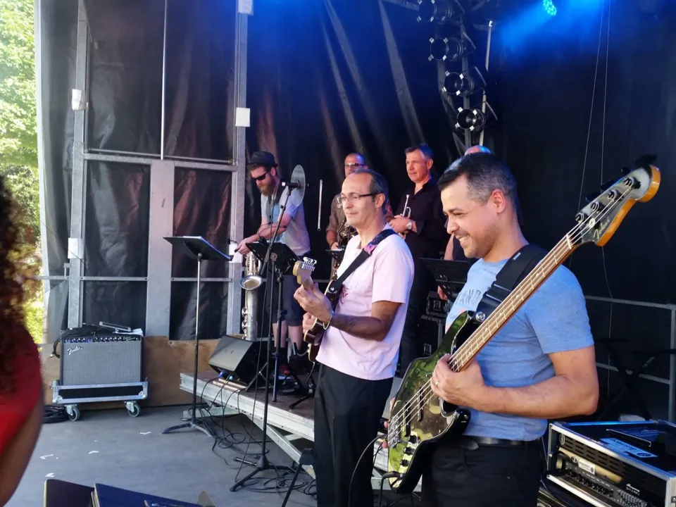 GROOVEBUSTERS BAND
