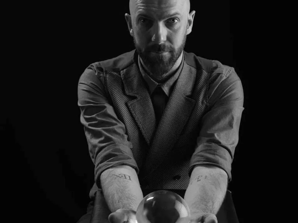 JULIEN, ARTISTE MAGICIEN