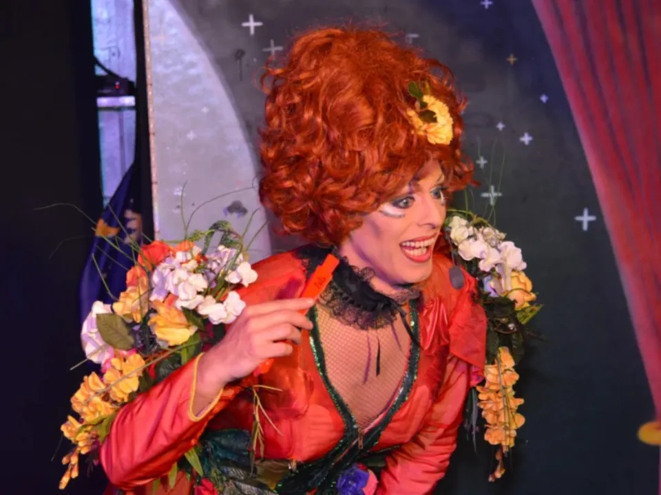 MISS CALINE - TRANSFORMISTE - PROFESSION ARTISTE