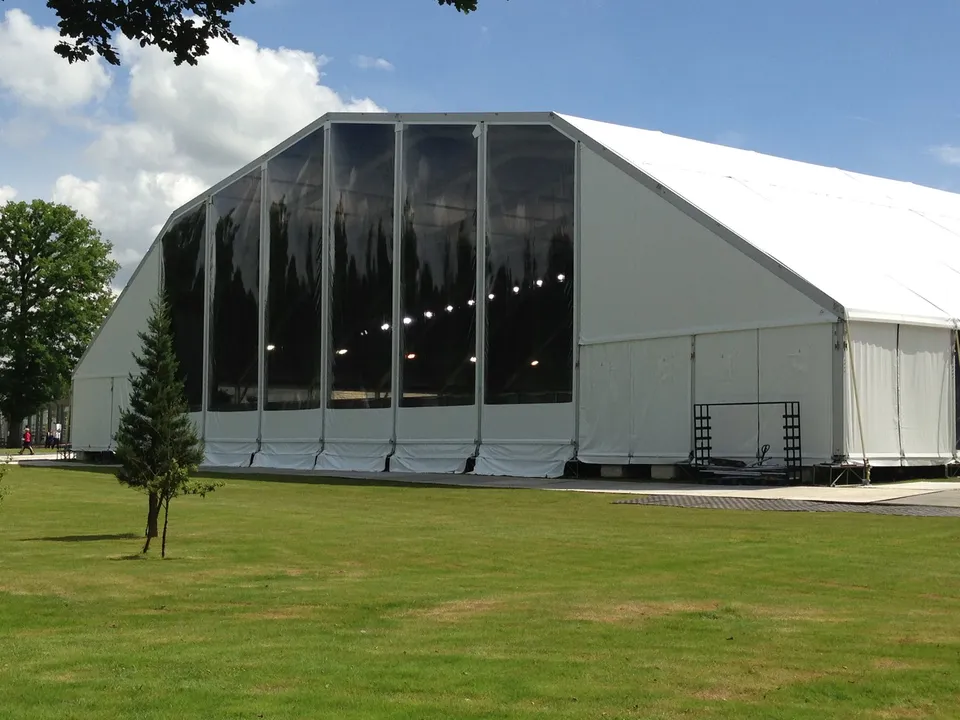 LES CHAPITEAUX DE PARIS