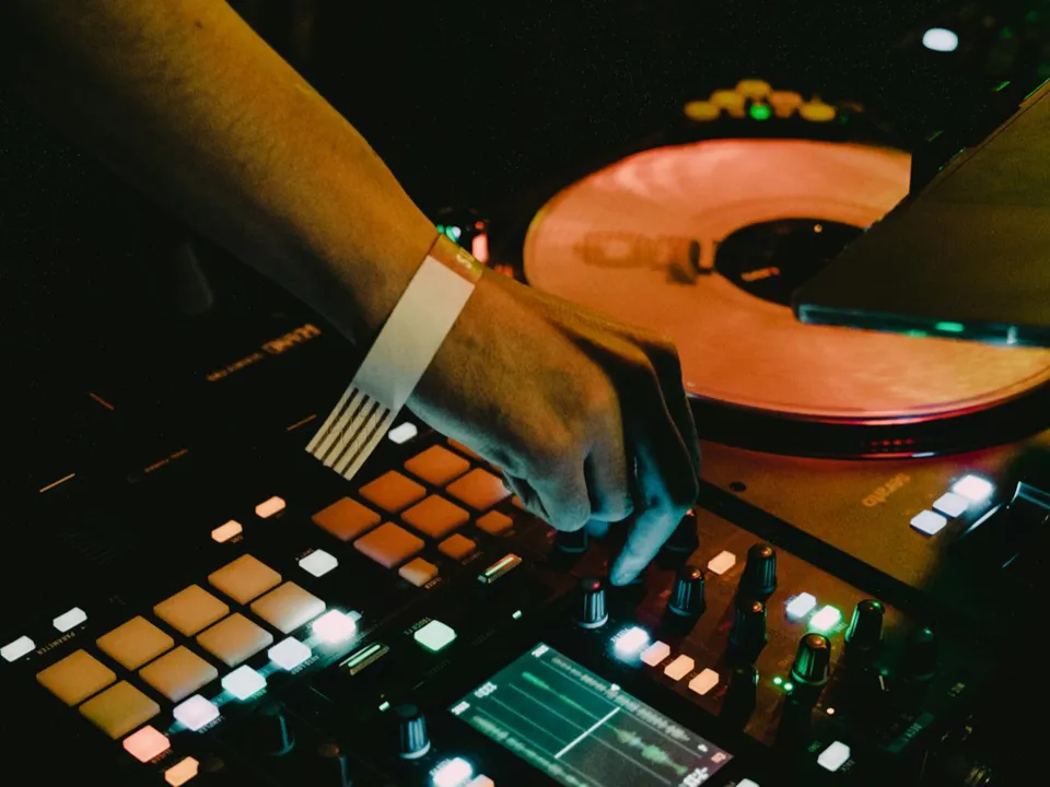 HS PRODUCTIONS - Votre DJ Animateur Professionnel