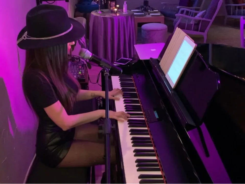 JULIE GONNET CHANTEUSE / PIANISTE