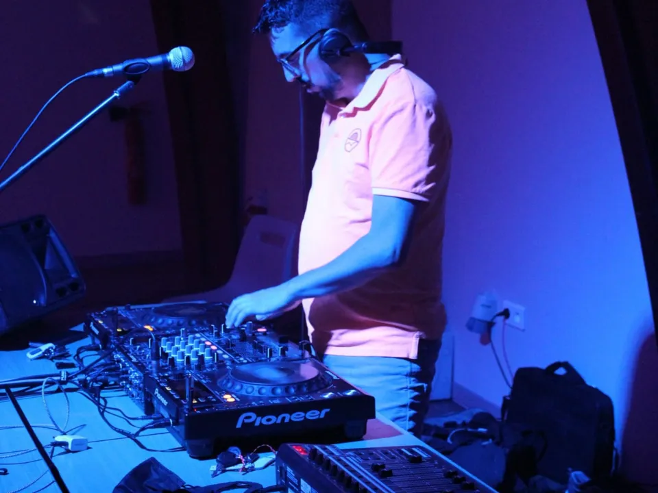 Decibel03