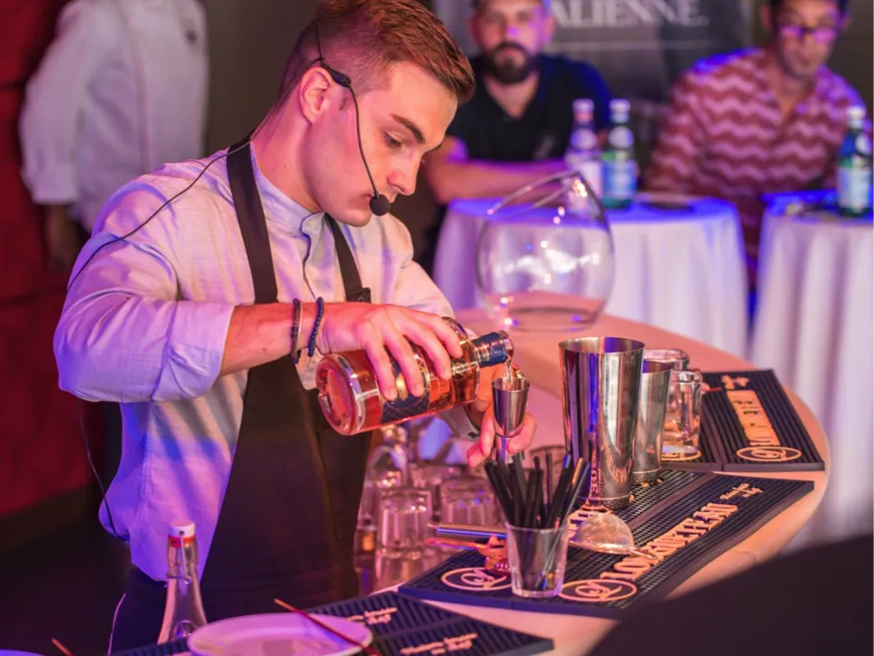 THE BARTENDER