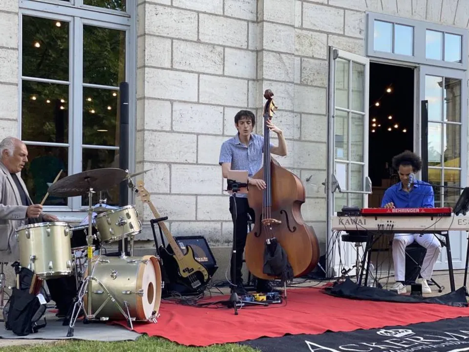 ASSOCIATION SWING NOTE