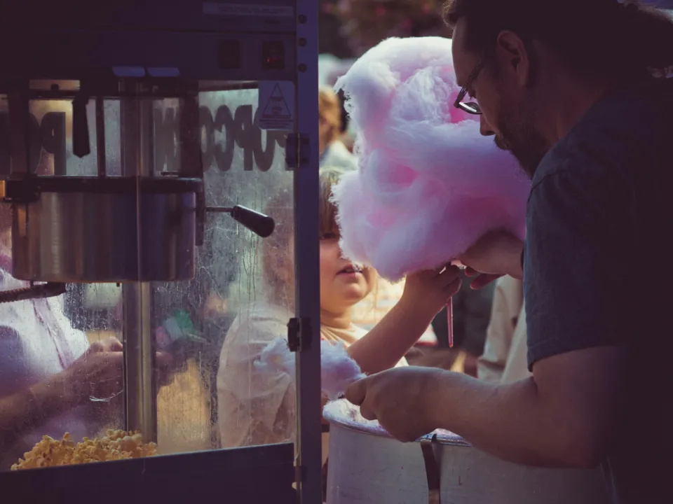 MANÈGE POUR ENFANT ET BARBE À PAPA