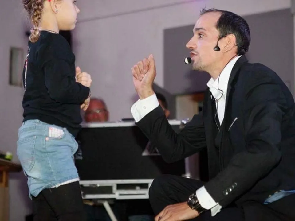 Julien Chauvin Magicien ventriloque  hypnotiseur 
