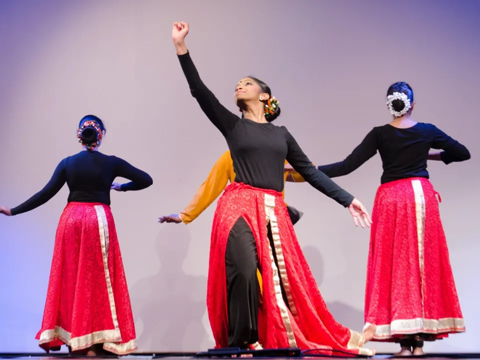 MAYSSA DANSE ORIENTALE ET DANSE INDIENNE
