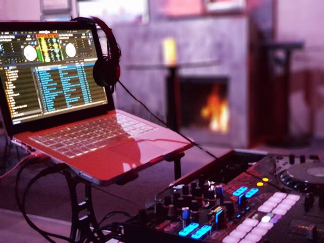 MIX-MOVING UN DJ A VOTRE SERVICE