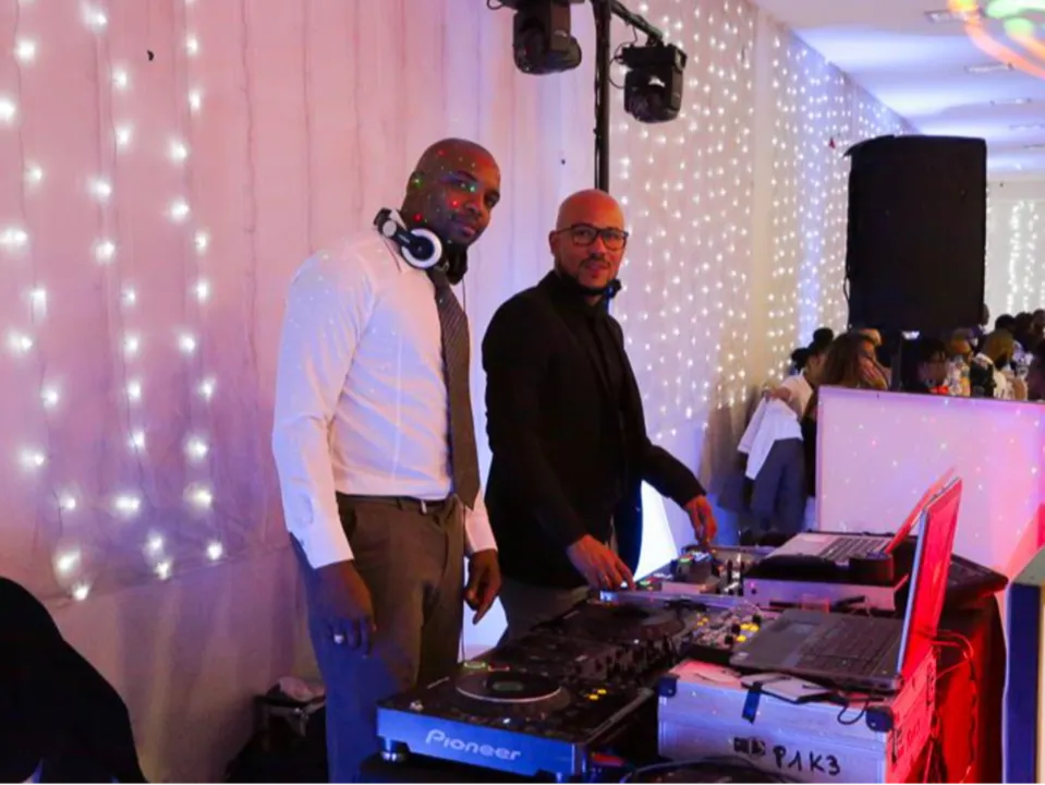 MIX-MOVING UN DJ A VOTRE SERVICE