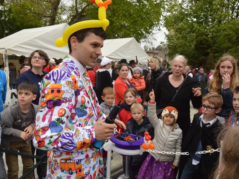GUILLÉ, SCULPTEUR DE BALLONS MAGICIEN