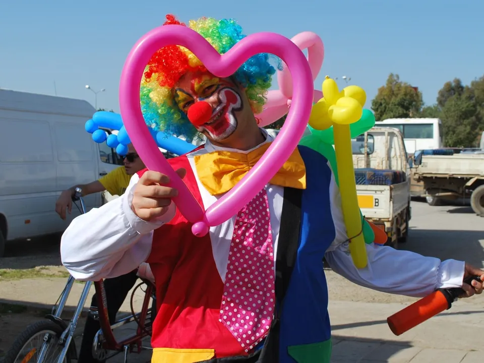 GUILLÉ, SCULPTEUR DE BALLONS MAGICIEN